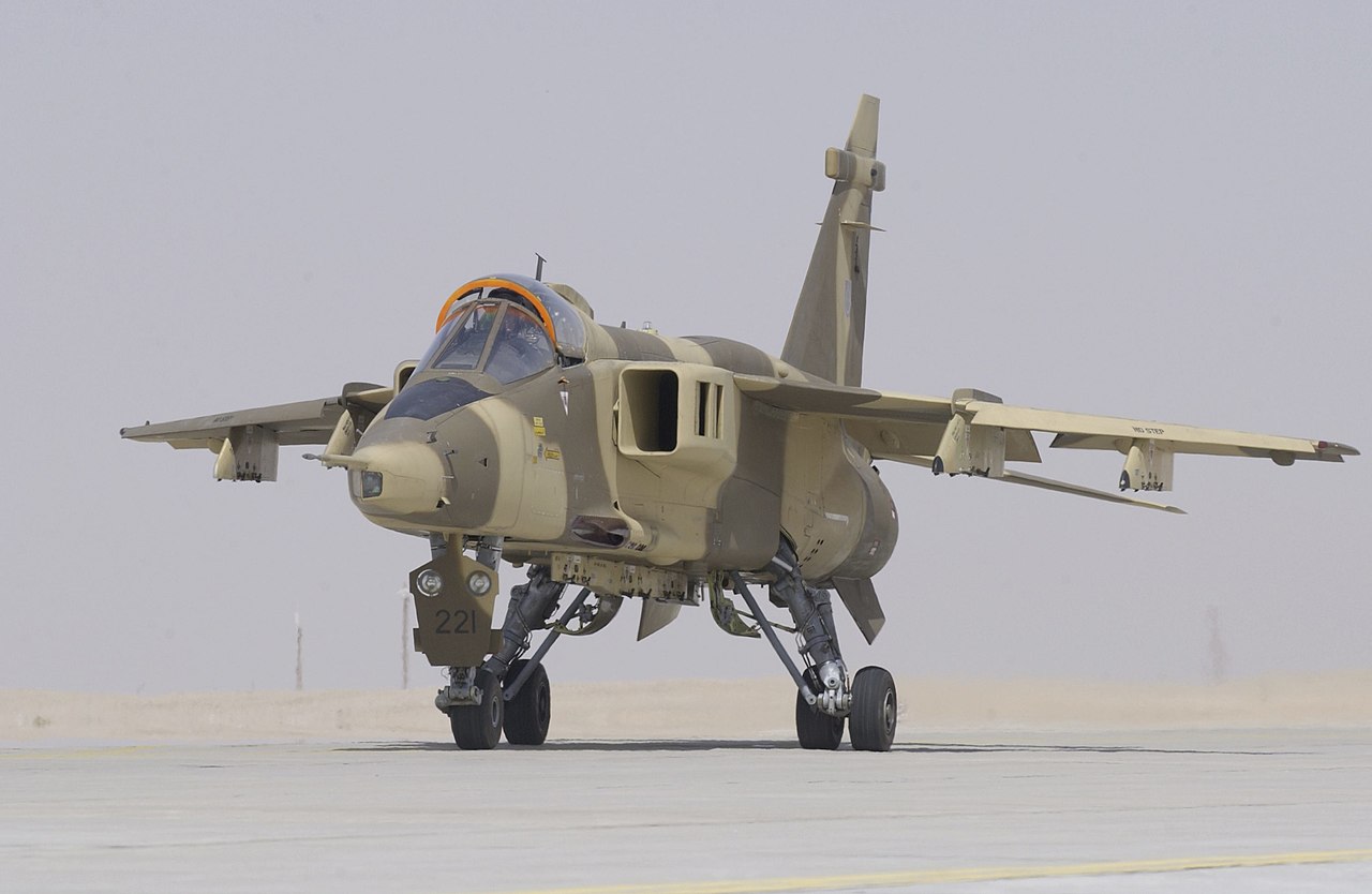 الجيش العربي الموحد 1280px-A_Royal_Air_Force_of_Oman_Jaguar_taxies_towards_the_runway_at_Thumrait%2C_Oman._MOD_45143904