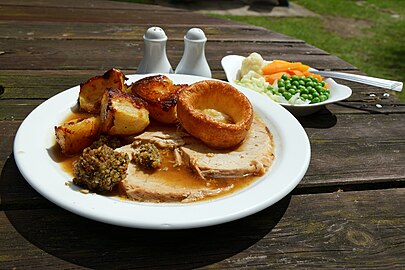 Sunday roast; wśród dodatków – Yorkshire pudding