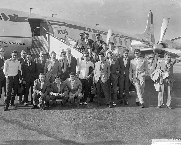 File:Aankomst elftal van Barcelona op Schiphol, het elftal voor het vliegtuig, Bestanddeelnr 911-5235.jpg