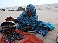 Adrar-Nomadic woman selling handicraft (2).JPG