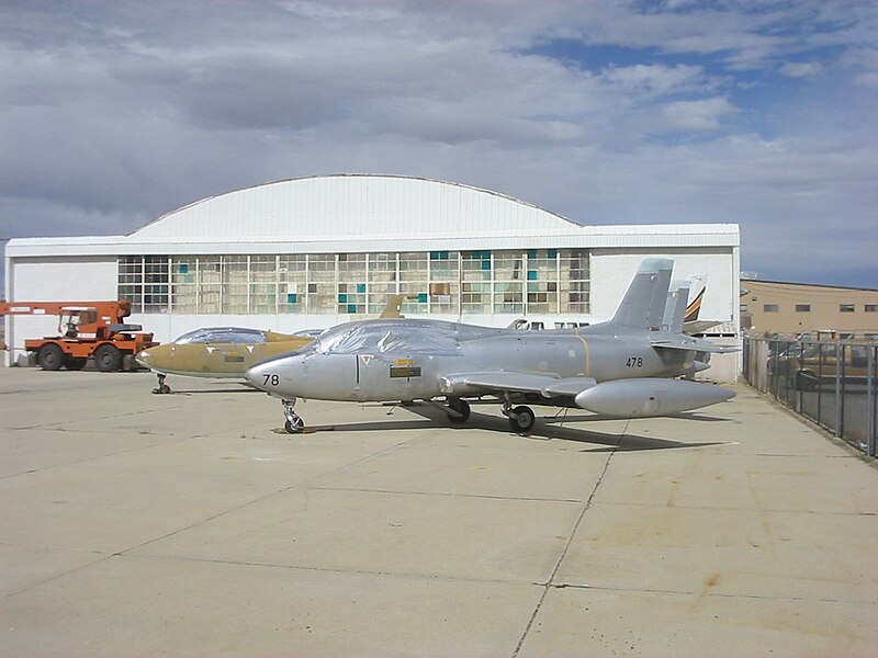 File:Aeromacchi 326s Mojave (4331428609).jpg