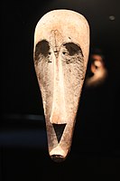 Mască a poporului fang din Gabon sau din Camerun. Ea a fost sculptată din lemn iar apoi colorată cu caolin, aflându-se în Muzeul Etnologic din Berlin, în Germania