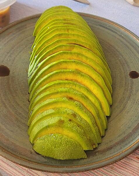 File:Aguacate con sal, aceite de oliva y aceto balsámico.jpg