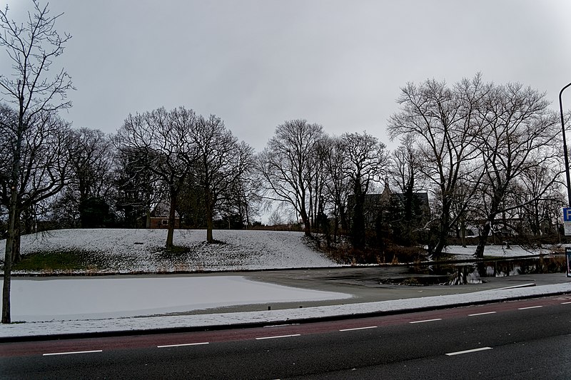 File:Alkmaar - Geestersingel - Winterview East on Clarissenbolwerk & Grote Sint Laurenskerk.jpg
