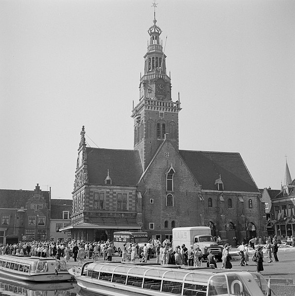 File:Alkmaar Waagplein met waaggebouw en met op de voorgrond rondvaartboten, Bestanddeelnr 254-4044.jpg