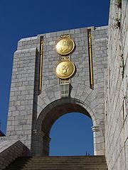 The bronze seals over the arch of the American War Memorial American War Memorial 2.jpg