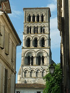 Campanar de torre amb arcuacions cegues i finestres diferents a cada pis. Catedral d'Angulema (Xaranta)
