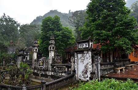 Tập_tin:Animist_shrine_near_the_Heavenly_Kitchen_Pagodam_northern_Vietnam_(2)_(38486615282).jpg