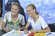 Deutsch: Bild aufgenommen in Hannover während der Einkleidung der deutschen Olympiamannschaft 2016. Anna und Lisa Hahner.
