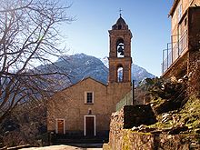 Église Saint-Michel-Archange masquant le Capo Bianco (2 562 m).