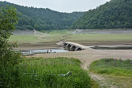 „Aseler Brücke“ (erbaut 1887 bis 1890); normaler­weise unter dem Wasserspiegel (2017)