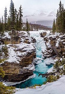 Wasserfall im Winter mit Schnee und Eis