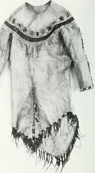 File:Athapaskan clothing and related objects in the collections of Field Museum of Natural History (1981) (20349487471).jpg