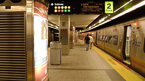 Un tren con destino a la estación de Far Rockaway en la plataforma A