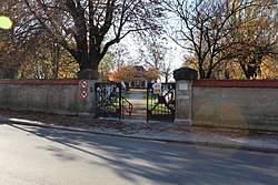 Cemetery building and main entrance 1911 and 2020