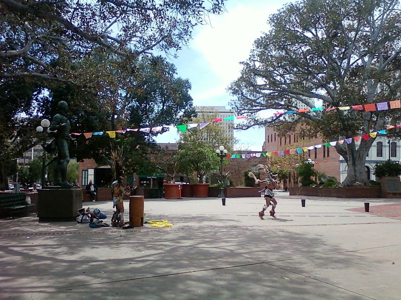 File:Aztec Dance at El Pueblo de Los Angeles.jpg