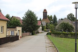 Babben, Dorfstraße mit Kirche.