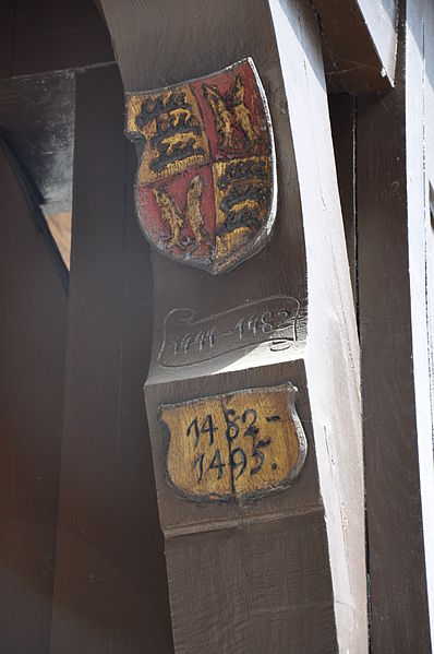 File:Bad Urach Rathaus Arkaden Wappen 1482-1495 02.jpg