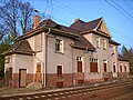 Bahnhof mit Dienstgebäude (Nr. 1), Güterboden und Bahnwärterhaus (Nr. 2) mit Aborten