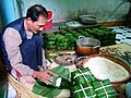 바인 쯩을 만드는 베트남인