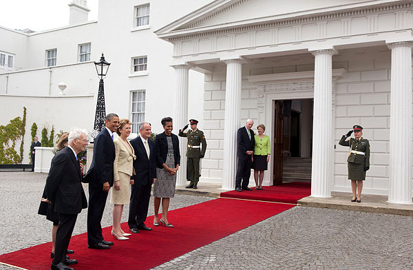 President McAleese greets US President Obama and First Lady Michelle Obama at Áras an Uachtaráin on 23 May 2011.