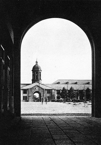 Ficheiro:Barracks of Imperial Guard Divisions circa 1940.jpg