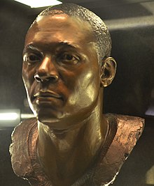 Sanders' head bust on display at the Pro Football Hall of Fame in Canton, Ohio Barry Sanders (11282688023).jpg