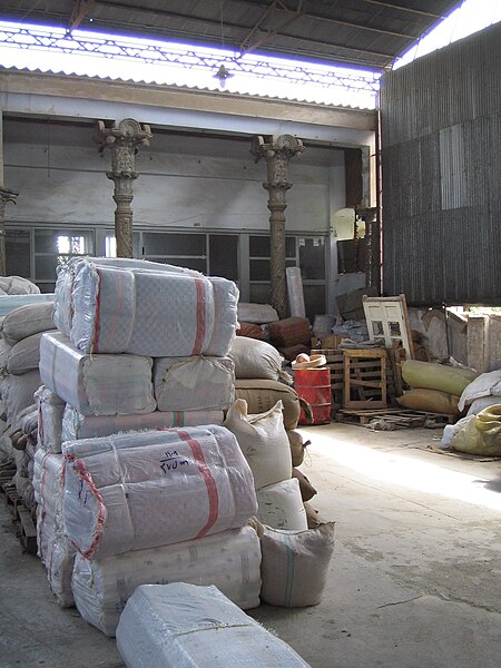 File:Bazar Ispahan yard.jpg