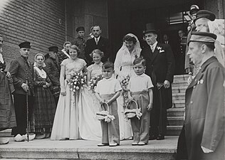 Bij het huwelijk van jonkheer Arnoud Jan de Beaufort met jonkvrouwe Cornelie Sickinghe in Den Haag zijn prinsessen Beatrix en Irene bruidsmeisjes. Datum 30 mei 1953