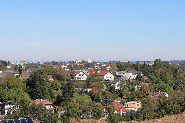 Blick von der  Schlühlsmayrsiedlung in Christkindl zum Tabor und von der Innenstadt (Ennsbrücke) auf den Taborturm