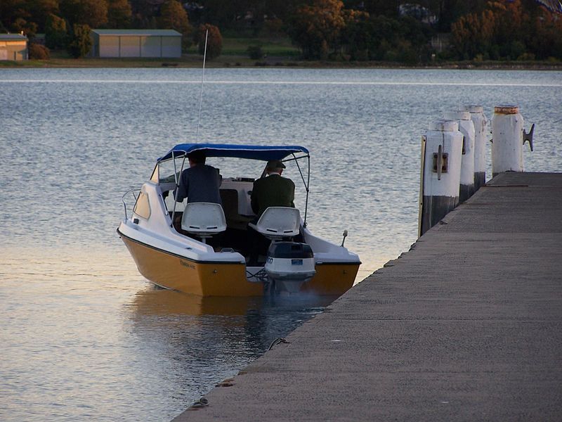File:Boat on the lake (1).jpg