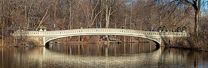 Bow Bridge no Central Park, Nova Iorque, Estados Unidos. É uma ponte de ferro fundido, concluída em 1862, que atravessa o lago e usada como uma passarela para pedestres. Enquanto outras pontes do Central Park são discretas, a Bow Bridge foi projetada para se destacar de seus arredores. A ponte foi restaurada em 1974 e fechada em novembro de 2023 para uma reforma de dois meses. (definição 12 451 × 4 094)