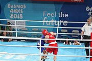 Deutsch: Boxen bei den Olympischen Jugendspielen 2018 Tag 12, 18. Oktober 2018 - Finale Leichtgewicht Mädchen – Junioren-Weltmeisterin und dreifache Juniorinnen-Europameisterin Caroline Sara DuBois (Großbritannien, blau) schlägt Juniorinnen-Asienmeisterin Porntip Buapa (Thailand, rot). English: Boxing at the 2018 Summer Youth Olympics on 18 October 2018 – Girls' lightweight Gold Medal Bout – Caroline Sara DuBois (Grat Britain, blue) wins over Porntip Buapa (Thailand, red). Español: Boxeo en los Juegos Olímpicos Juveniles de Verano de 2018 en 18 de octubre de 2018 - Combate de medalla de oro de peso ligero para niñas - Caroline Sara DuBois (Gran Bretaña, azul ) gana sobre Porntip Buapa (Tailandia, rojo).