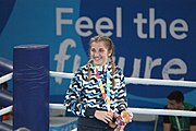 Deutsch: Boxen bei den Olympischen Jugendspielen 2018 Tag 12, 18. Oktober 2018 - Medaillenzeremonie im Leichtgewicht der Mädchen - Gold: Caroline Sara DuBois (Großbritannien), Silber: Porntip Buapa (Thailand), Bronze: Oriana Saputo (Argentinien); Medaillenübergabe durch Habu Gumel (IOC, Nigeria), Geschenkübergabe durch Raymond Silvas (USA, AIBA). English: Boxing at the 2018 Summer Youth Olympics on 18 October 2018 – Girl's Lightweight Medal Ceremony - Gold: Caroline Sara DuBois (Great Britain), Silver: Porntip Buapa (Thailand), Bronze: Oriana Saputo (Argentina); Medal handover by Habu Gumel (IOC, Nigeria), Gift presented by Raymond Silvas (USA, AIBA). Español: Boxeo en los Juegos Olímpicos Juveniles de Verano de 2018 en 18 de octubre de 2018 - Ceremonia de la Medalla de peso ligero para niñas - Oro: Caroline Sara DuBois (Gran Bretaña), Plata: Porntip Buapa (Thailand), Bronce: Oriana Saputo (Argentina); Entrega de medallas por Habu Gumel (COI, Nigeria), Regalo presentado por Raymond Silvas (EE. UU., AIBA).