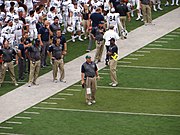 Brian Polian, Cheftrainer von Nevada, Wildkatzen 44 der Universität von Arizona, Wolfsrudel 20 der Universität von Nevada, Mackay-Stadion, Reno, Nevada (21184902948) .jpg