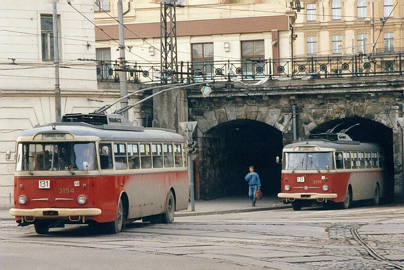 File:Brno Czechoslovakia. škoda 9Tr Trolleybuses nos 3154 and 3119,Linka 131 Brno. Feb 1992.jpg