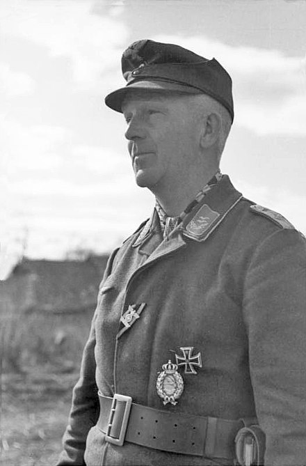 An Oberleutnant of a Luftwaffe Field Division in Russia, March 1942 Bundesarchiv Bild 101I-395-1513-30, Russland, Luftwaffensoldat, Offizier.jpg