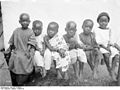 Bundesarchiv Bild 105-DOA0862, Deutsch-Ostafrika, Einheimische Kinder.jpg