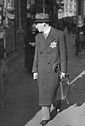 Tysk jøde med påbudt jødestjerne september 1941. Foto: Deutsches Bundesarchiv