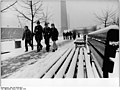 Grünanlage am Fuße des Fernsehturms im Winter 1987