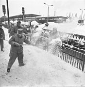 Soldaten beim Schneeräumen in Neubrandenburg, während der Schneekatastrophe in Norddeutschland 1978