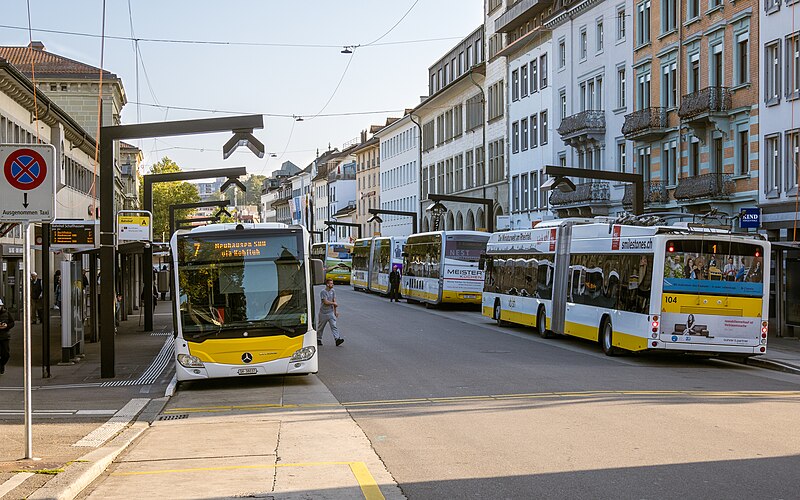 File:Bushaltestelle(n) am Bahnhof Schaffhausen (2023).jpg