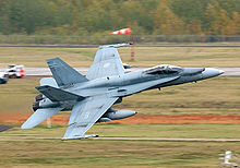 Un jet da combattimento in decollo da una pista