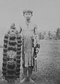 Dayak-Krieger mit Haarschild. Quelle: Tropenmuseum, erste Hälfte 20. Jahrhundert.