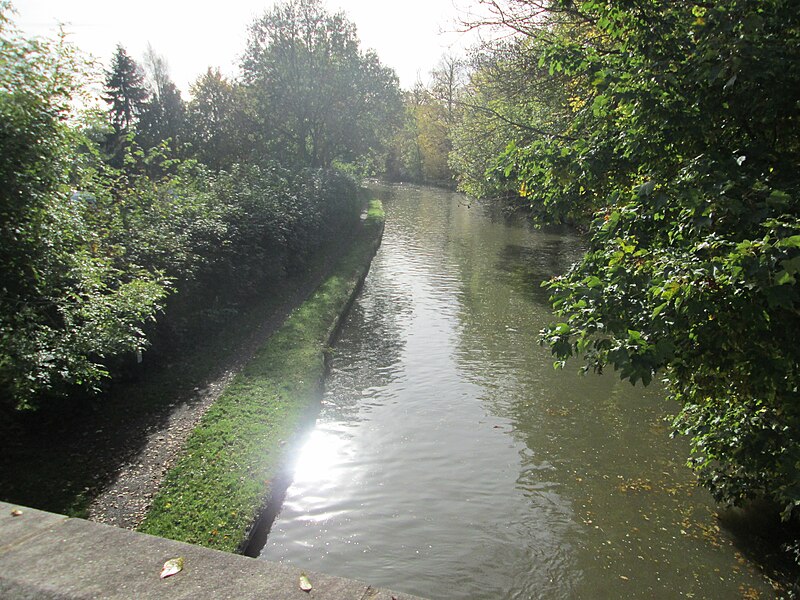 File:Canal view from a bridge at Mill Lane - geograph.org.uk - 4757839.jpg