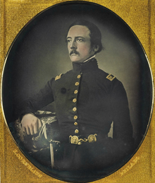 Daguerréotype colorisé à la main montrant un portrait d'un homme en uniforme.