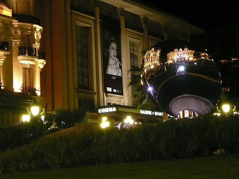 File:Casino square, New sculpture - summer '07 - panoramio.jpg