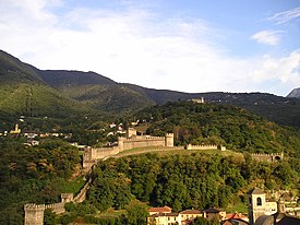 モンテベッロ城と城壁、 右奥にサッソ・コルバロ城を望む