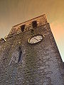 Torre esquerda da Igreja do castelo, vista lateralmente, com foco sobre o relógio.