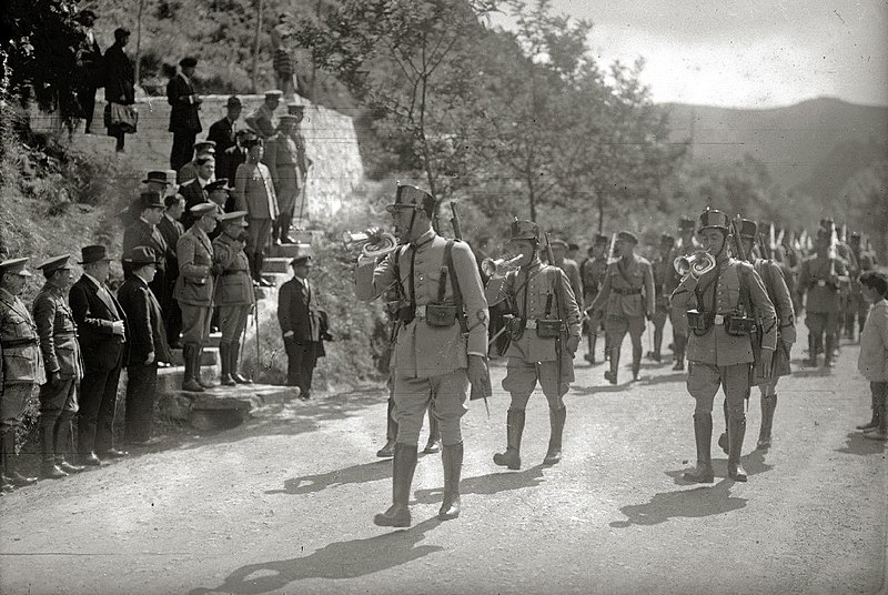 File:Celebración de un acto castrense en honor a las víctimas del fusilamiento de Endarlaza en la localidad de Irun (2 de 6) - Fondo Car-Kutxa Fototeka.jpg